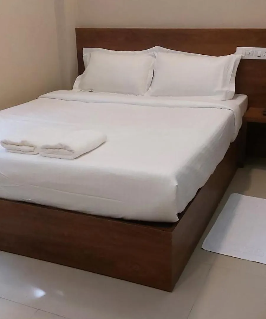 Kochi Ishaz Rooms מלון